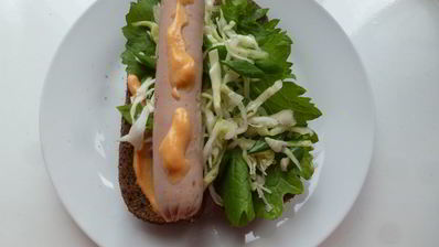 хот-дог с капустным салатом