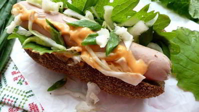 хот-дог с капустным салатом