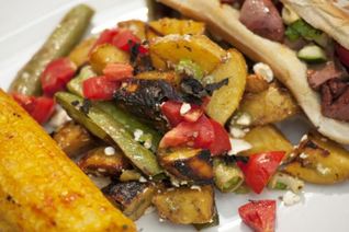 Хот-дог с сердцем индейки, овощами и брынзой