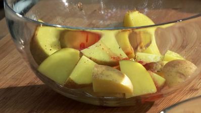 хот-дог с сердцем индейки, овощами и брынзой