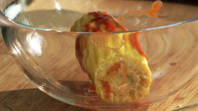 хот-дог с сердцем индейки, овощами и брынзой