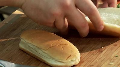 хот-дог с сердцем индейки, овощами и брынзой