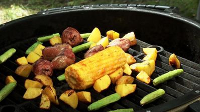 хот-дог с сердцем индейки, овощами и брынзой