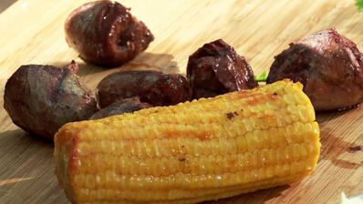 хот-дог с сердцем индейки, овощами и брынзой