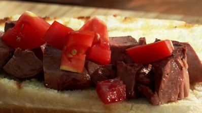 хот-дог с сердцем индейки, овощами и брынзой