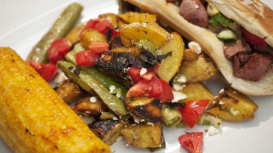 хот-дог с сердцем индейки, овощами и брынзой