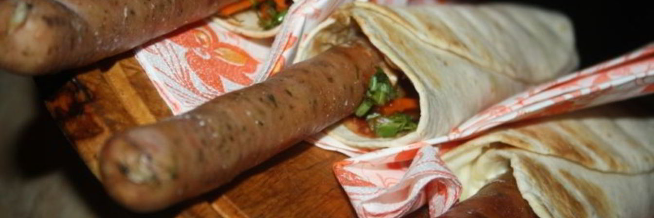 Хот-доги в пите с тирольскими колбасками на мангале