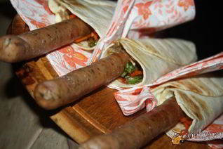 Хот-доги в пите с тирольскими колбасками на мангале