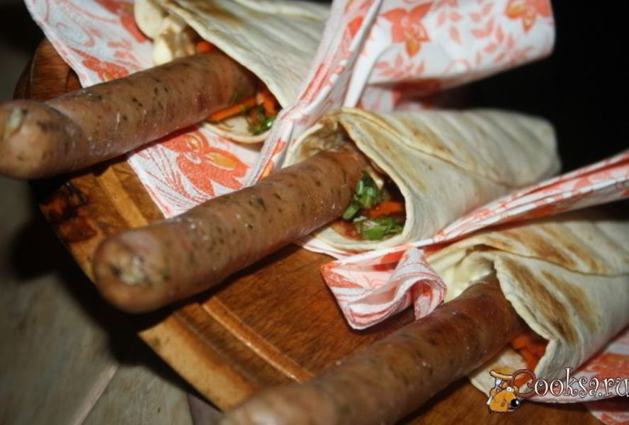 Хот-доги в пите с тирольскими колбасками на мангале