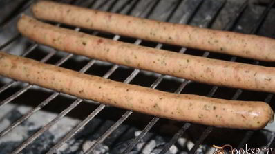 хот-доги в пите с тирольскими колбасками на мангале