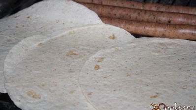 хот-доги в пите с тирольскими колбасками на мангале