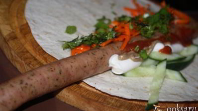 хот-доги в пите с тирольскими колбасками на мангале