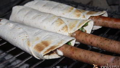 хот-доги в пите с тирольскими колбасками на мангале