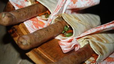 хот-доги в пите с тирольскими колбасками на мангале