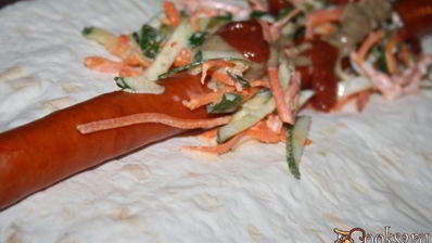 хотдоги с венгерскими колбасками в лаваше на мангале