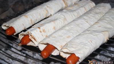 хотдоги с венгерскими колбасками в лаваше на мангале