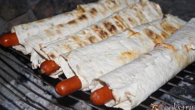 хотдоги с венгерскими колбасками в лаваше на мангале