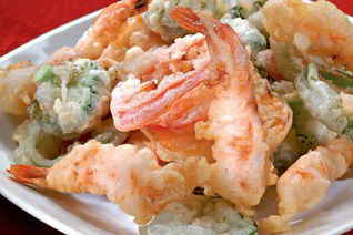 Креветки с овощами в кляре