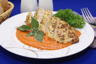 Маринованные куриные грудки в прованских травах с соусом из протертых помидоров и сладкого перца