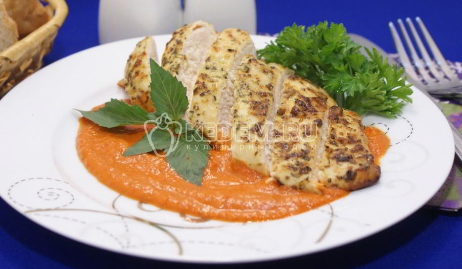 Рецепт маринованных куриных грудок в прованских травах с соусом из протертых помидоров и сладкого перца