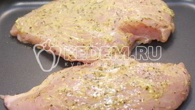 маринованные куриные грудки в прованских травах с соусом из протертых помидоров и сладкого перца