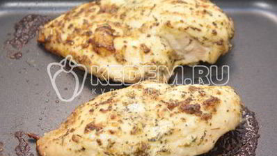 маринованные куриные грудки в прованских травах с соусом из протертых помидоров и сладкого перца