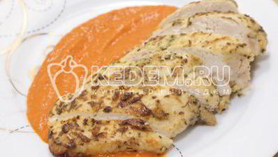 маринованные куриные грудки в прованских травах с соусом из протертых помидоров и сладкого перца