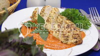 маринованные куриные грудки в прованских травах с соусом из протертых помидоров и сладкого перца