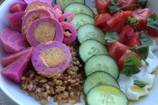 Маринованные яйца со свеклой