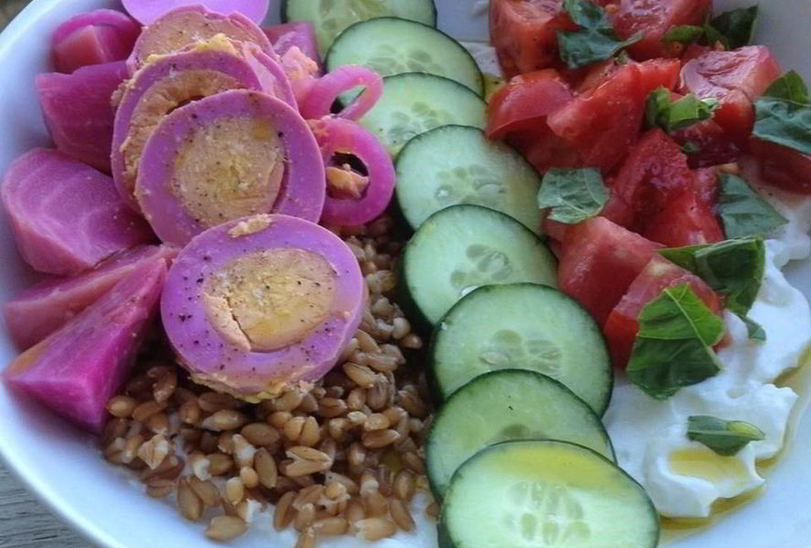 Маринованные яйца со свеклой