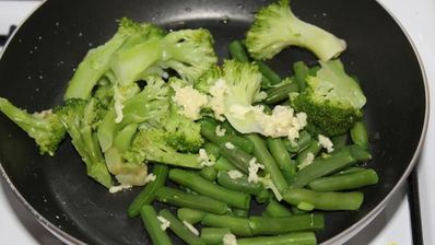 белковый омлет с брокколи и фасолью