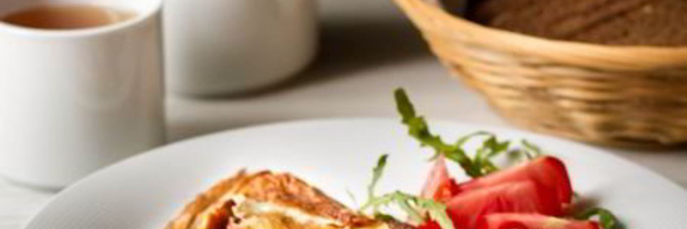 Деревенский омлет с лисичками и луком