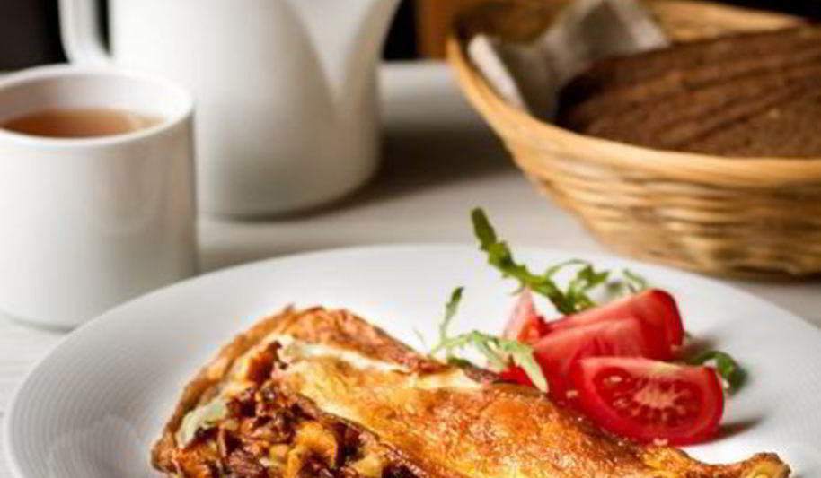 Рецепт деревенского омлета с лисичками и луком