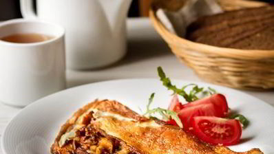 деревенский омлет с лисичками и луком