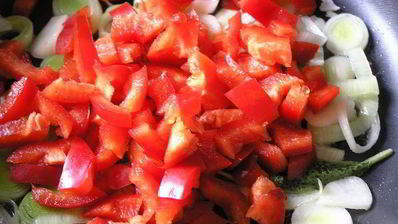 фриттата осенняя с лососем, сладким перцем и луком-пореем