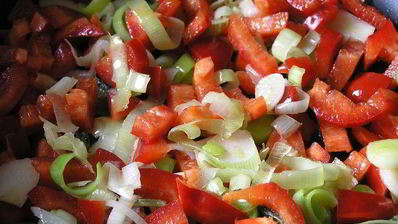 фриттата осенняя с лососем, сладким перцем и луком-пореем