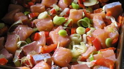 фриттата осенняя с лососем, сладким перцем и луком-пореем