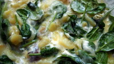 фриттата с картофелем, шпинатом и творожным сыром