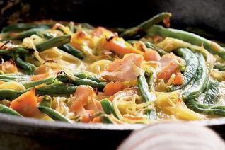 Фриттата с лососем и спагетти