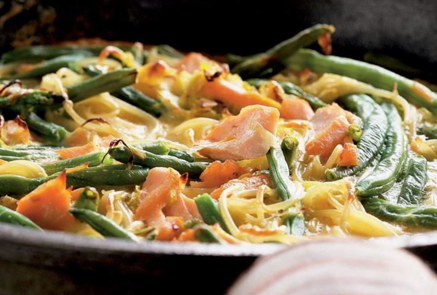 Фриттата с лососем и спагетти