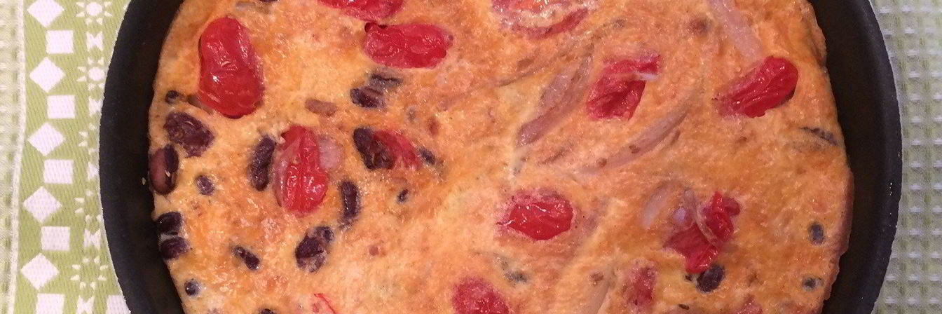 Фриттата с шалотом, помидорами черри и красной фасолью