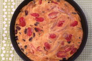 Фриттата с шалотом, помидорами черри и красной фасолью