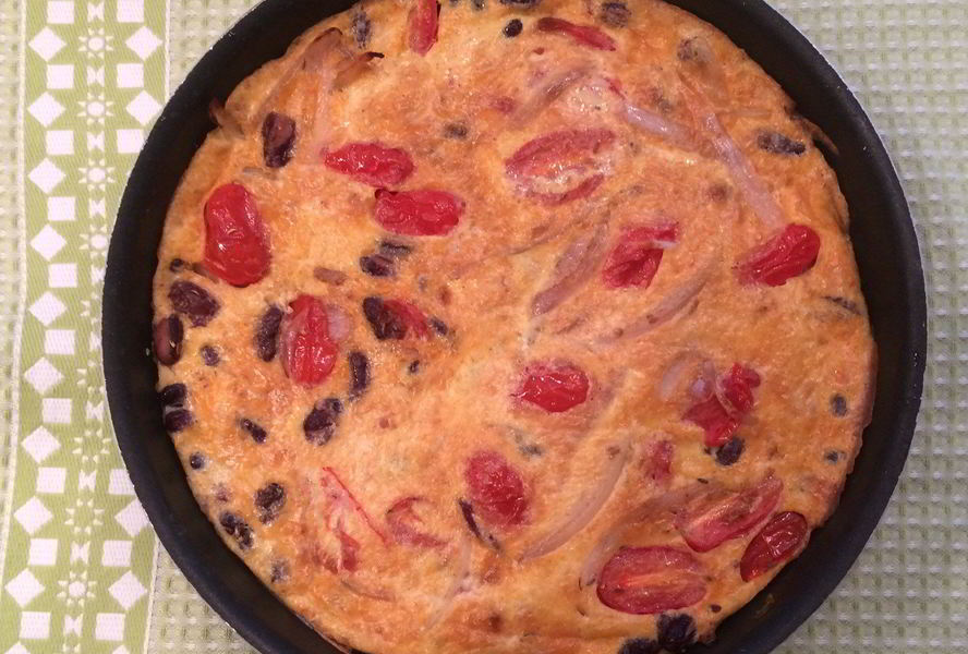 Фриттата с шалотом, помидорами черри и красной фасолью