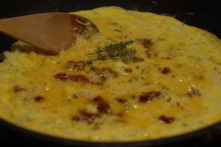 Фриттата с вялеными помидорами и сыром