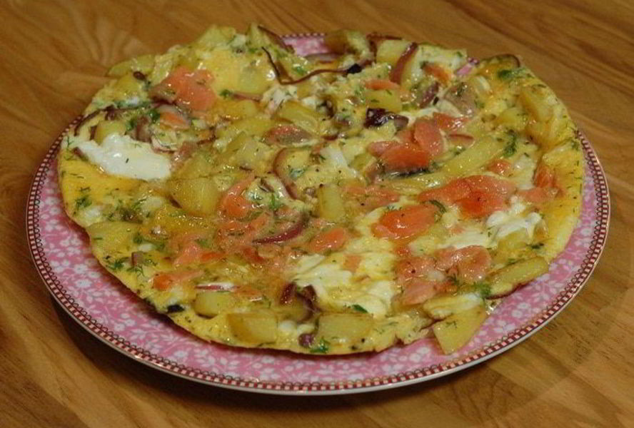 Испанский омлет с копченым лососем