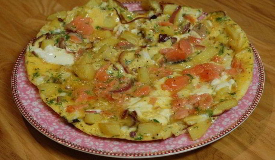 Рецепт испанского омлета с копченым лососем