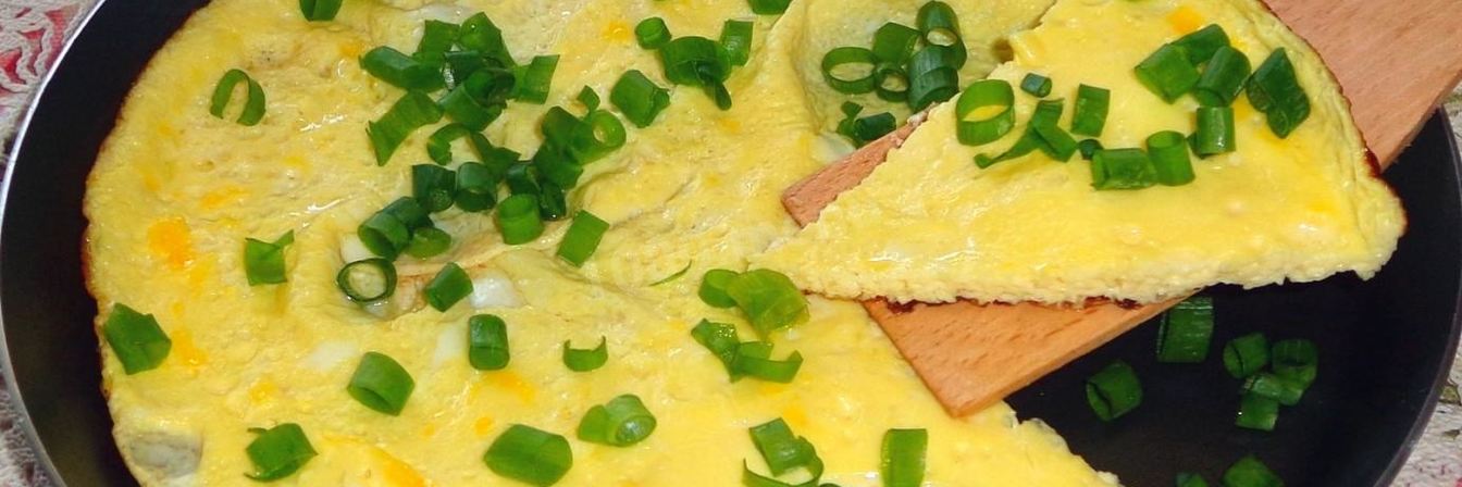 Омлет классический с молоком на сковороде