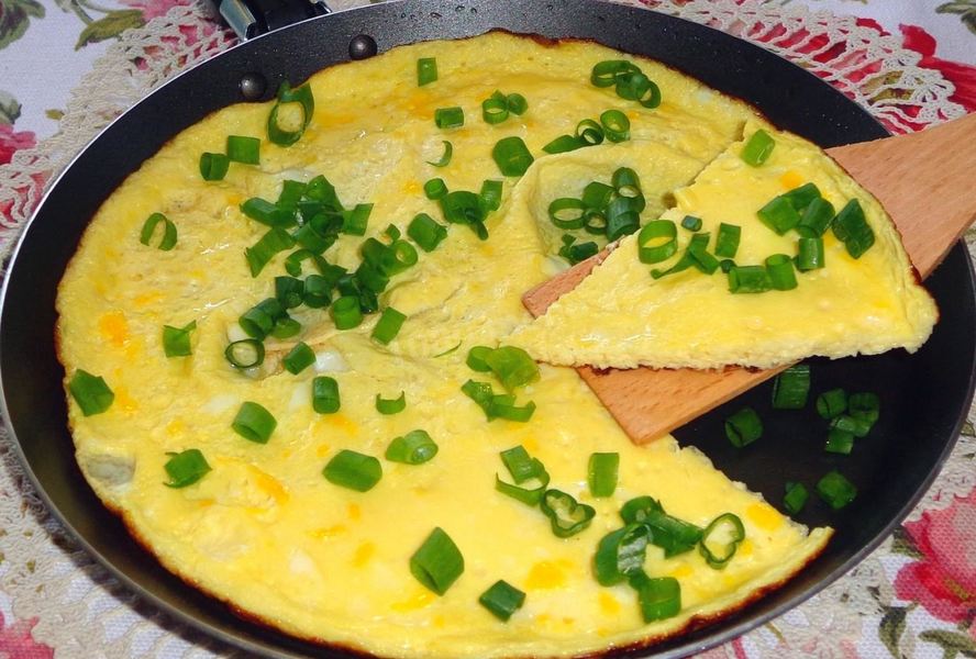 Омлет классический с молоком на сковороде