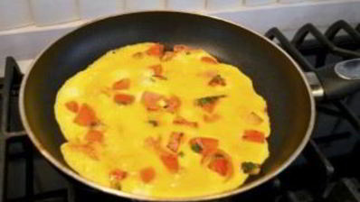омлет на сковороде