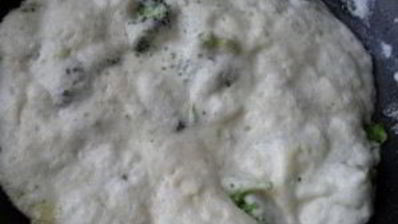 омлет с брокколи на сковороде